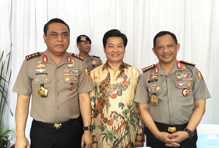 古少明主席與印尼警察總長TITO(右),印尼警察副總長SYAFRUDDIN(左).jpg