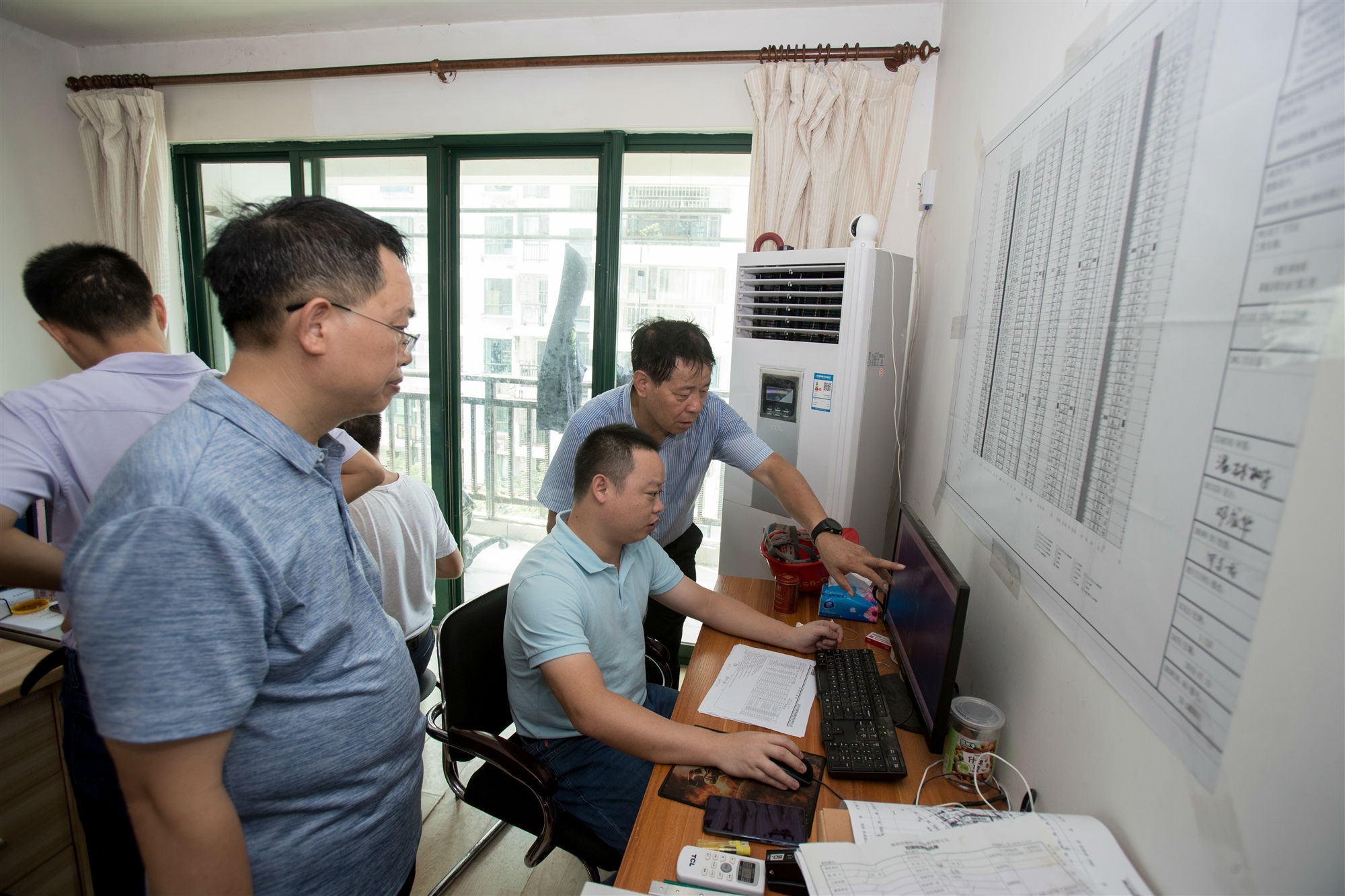 3.萬樹春副總裁審核圖紙 (2).jpg