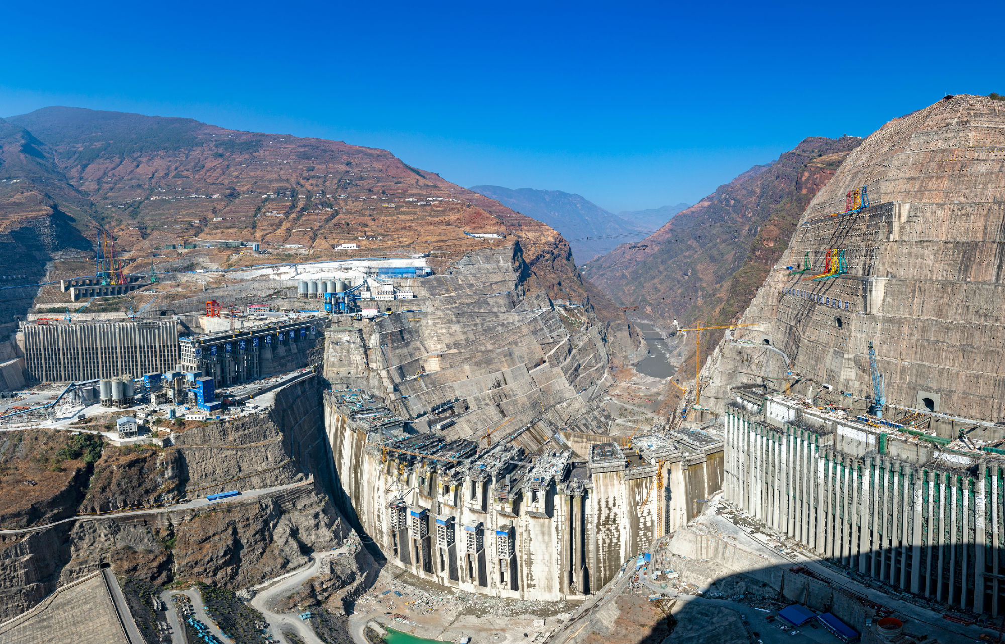 金沙江白鶴灘水電站施工現場.jpg