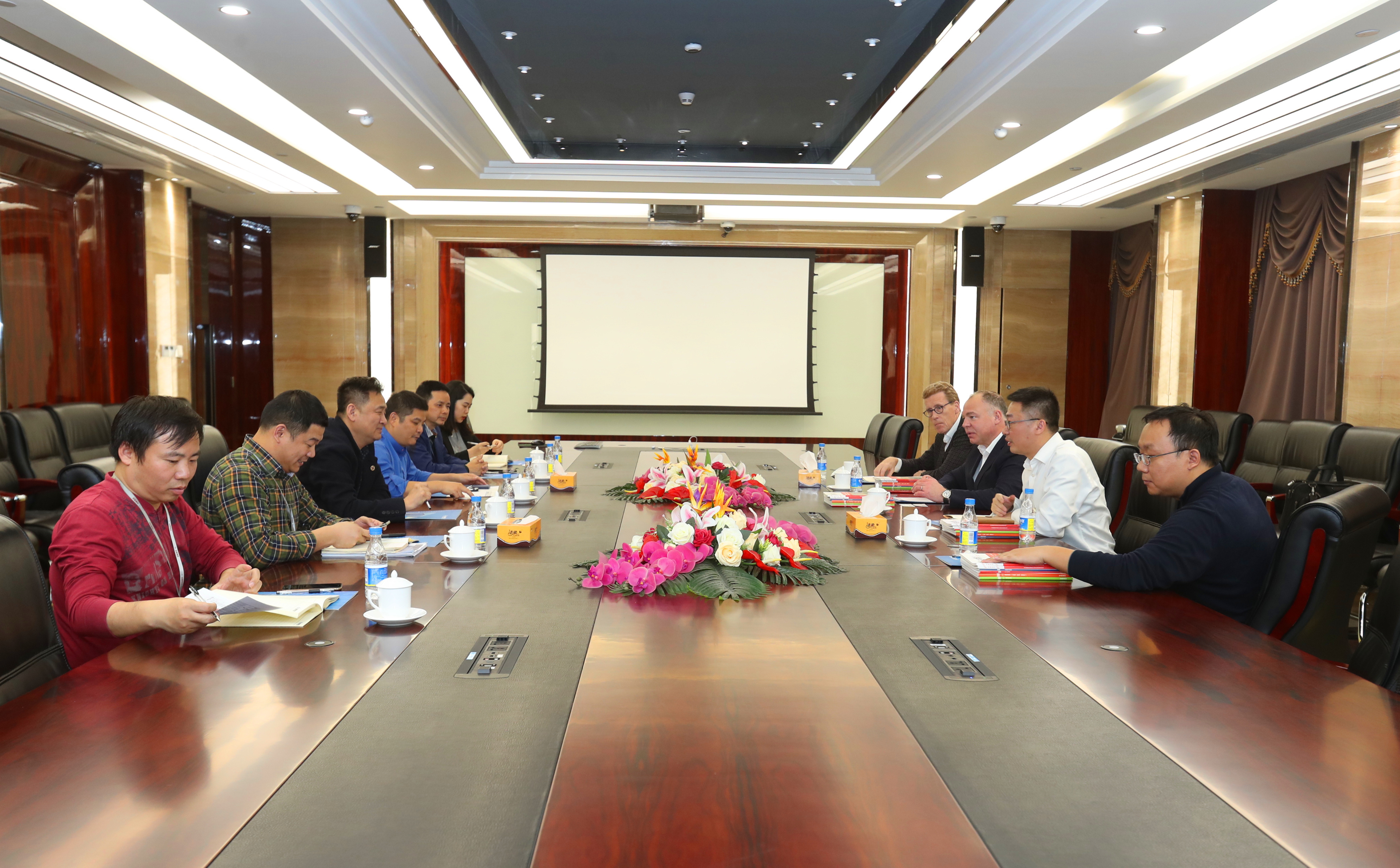 薈同學校副主席兼全球總裁唐義恩博士一行到訪寶鷹集團 共推深圳校區建設
